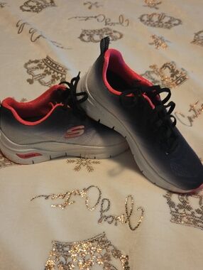 Skechers Black and Pink Slip-On Lace Athletic Shoes